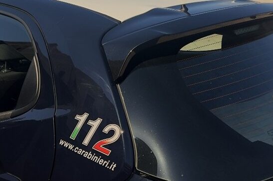 Dettaglio di una vettura dei Carabinieri nella fotografia della fonte